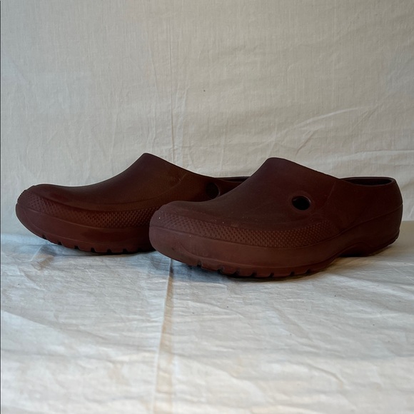 CROCS Other - CROCS Men's 7/Womens 9 in Burgundy Slip-On Mammoth Mule Clogs